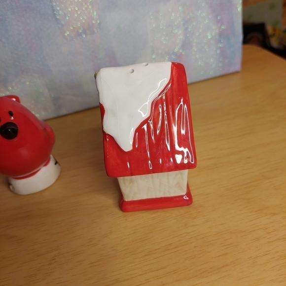 Ceramic Red Bird with Birdhouse Salt and Pepper Shakers - Picture 3 of 14